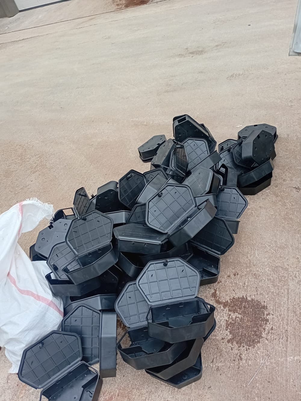 Kurulum öncesi hazırlanmış, kilitli siyah plastik fare yemleme istasyonları